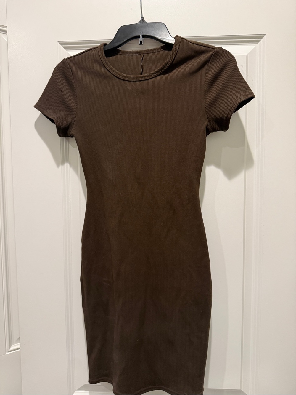 ALO Yoga Fitted Short-Sleeve Dress in Brown